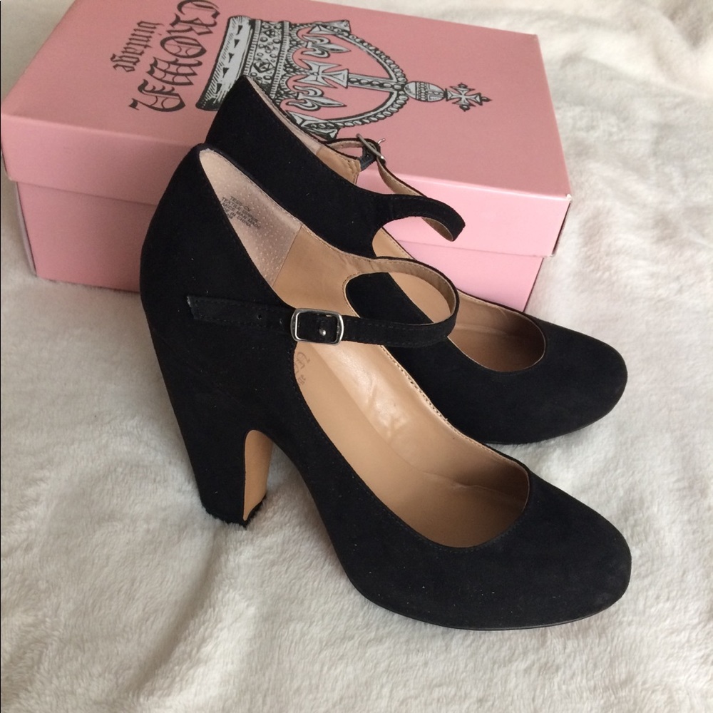COPY - 9M Crown Vintage Black Platform Pumps
